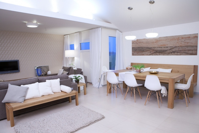 Jídelna je vyrobena z dubového masivu v kartáčovaném povrchu. Židle Eames od Vitra je designovou legendou od Charles & Ray Eamesových z roku 1950.