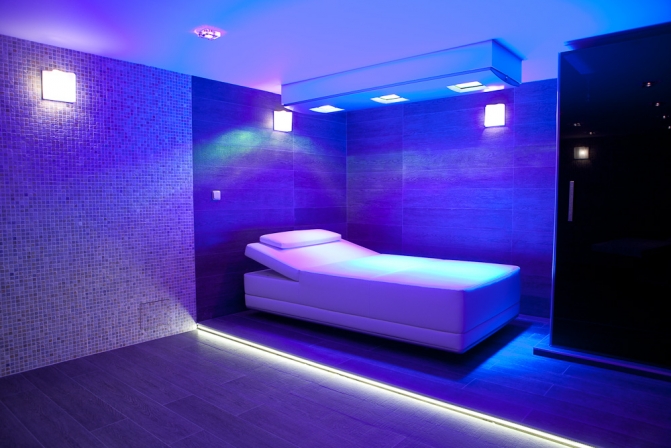 součástí wellness je lehátko EnergyLounge se SOLÁRNÍ LUKOU a obrovský sprchový kout s TROPICKÝM DEŠTĚM, chybí už jen stolek s lahví SEKTU .. osvětlení od Artemide